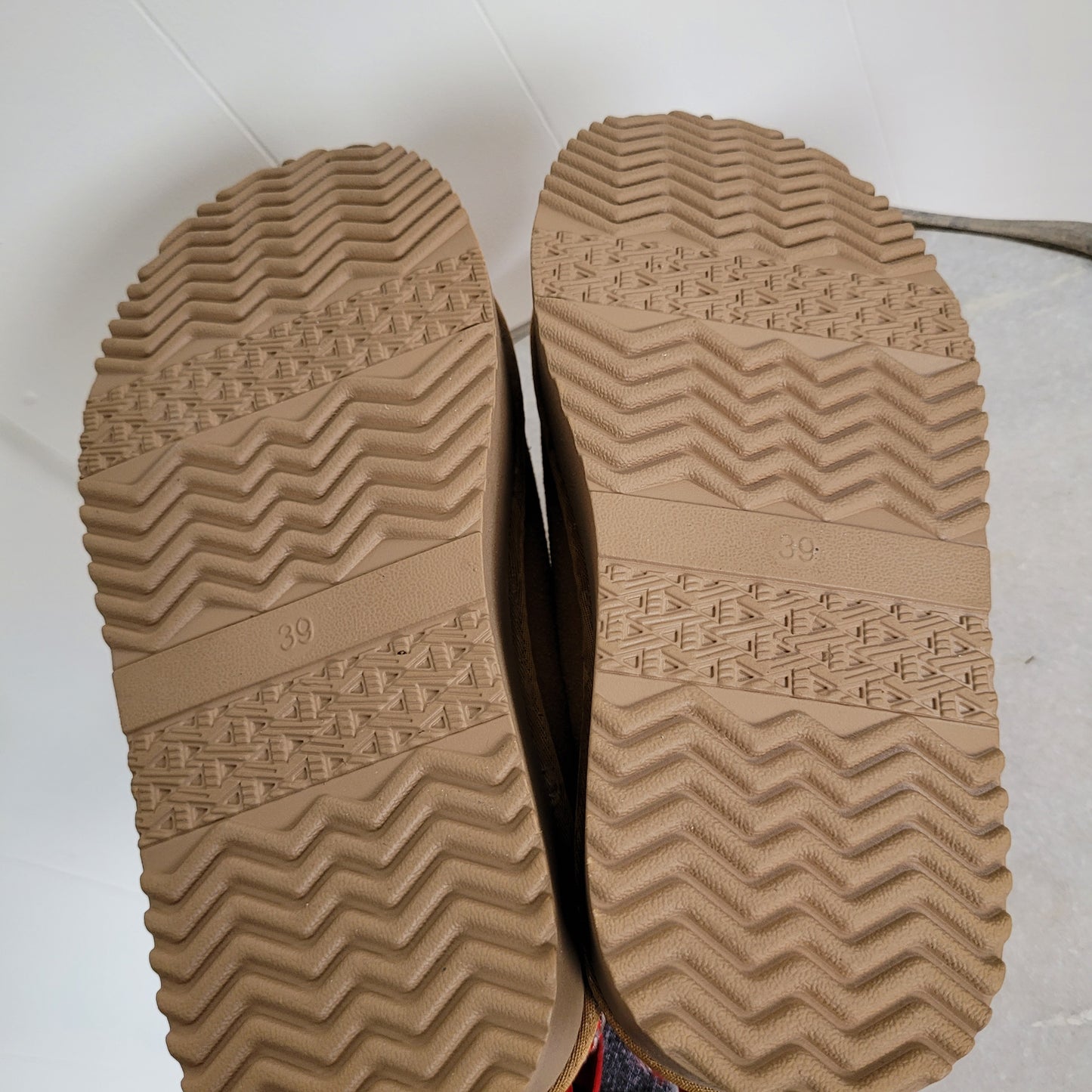 Tan Platform Sherpa Lined Slip-On Clogs – Size 8
