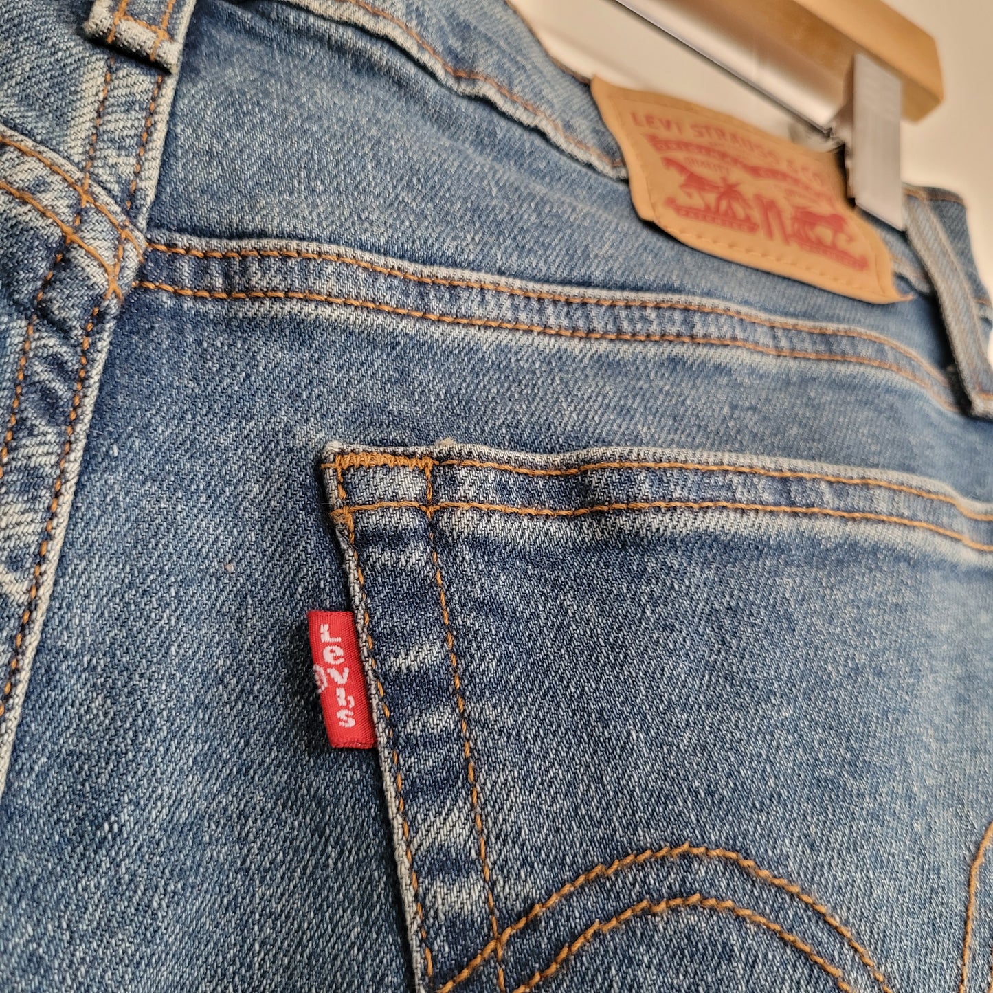 Medium Wash Wedgie Straight Jeans Classic High Rise Denim π- Levi's (Size 30)