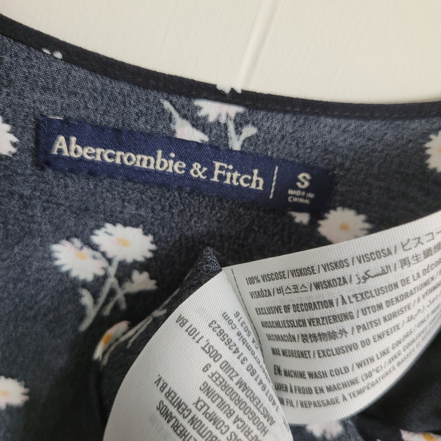 Black DaisyPrint Floral Wrap Tie Front Tank Top - Abercrombie & Fitch (Small)