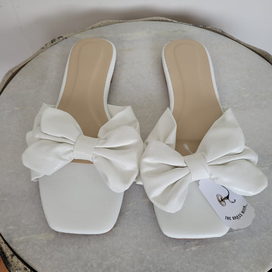 White Bow Slide Sandals - Unbranded (Size 11)