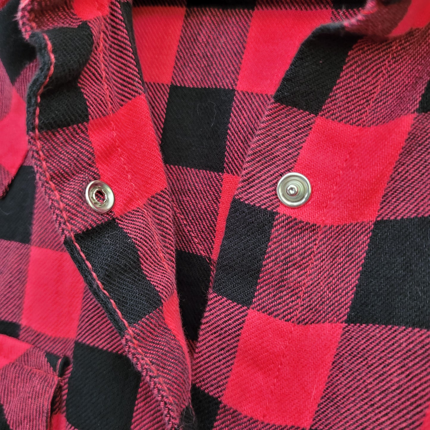 Red & Black Buffalo Plaid Snap Button Shirt - Wrangler (L)