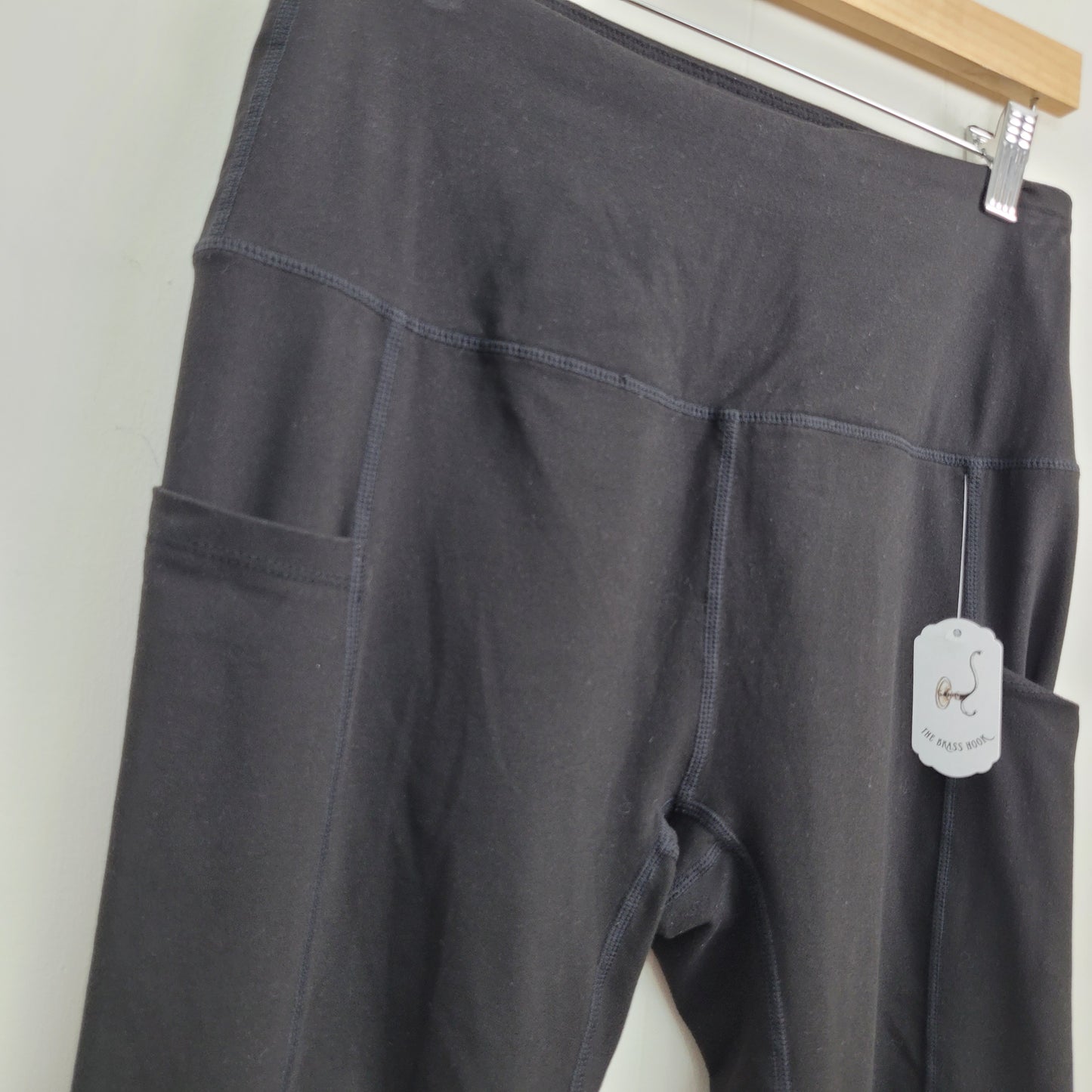 Black Pocket Leggings - Empetua (Size M)