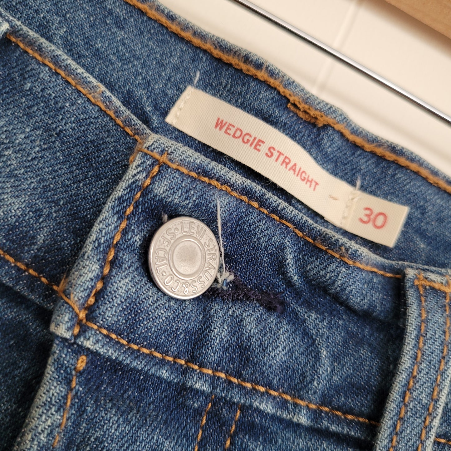 Medium Wash Wedgie Straight Jeans Classic High Rise Denim 👖- Levi's (Size 30)