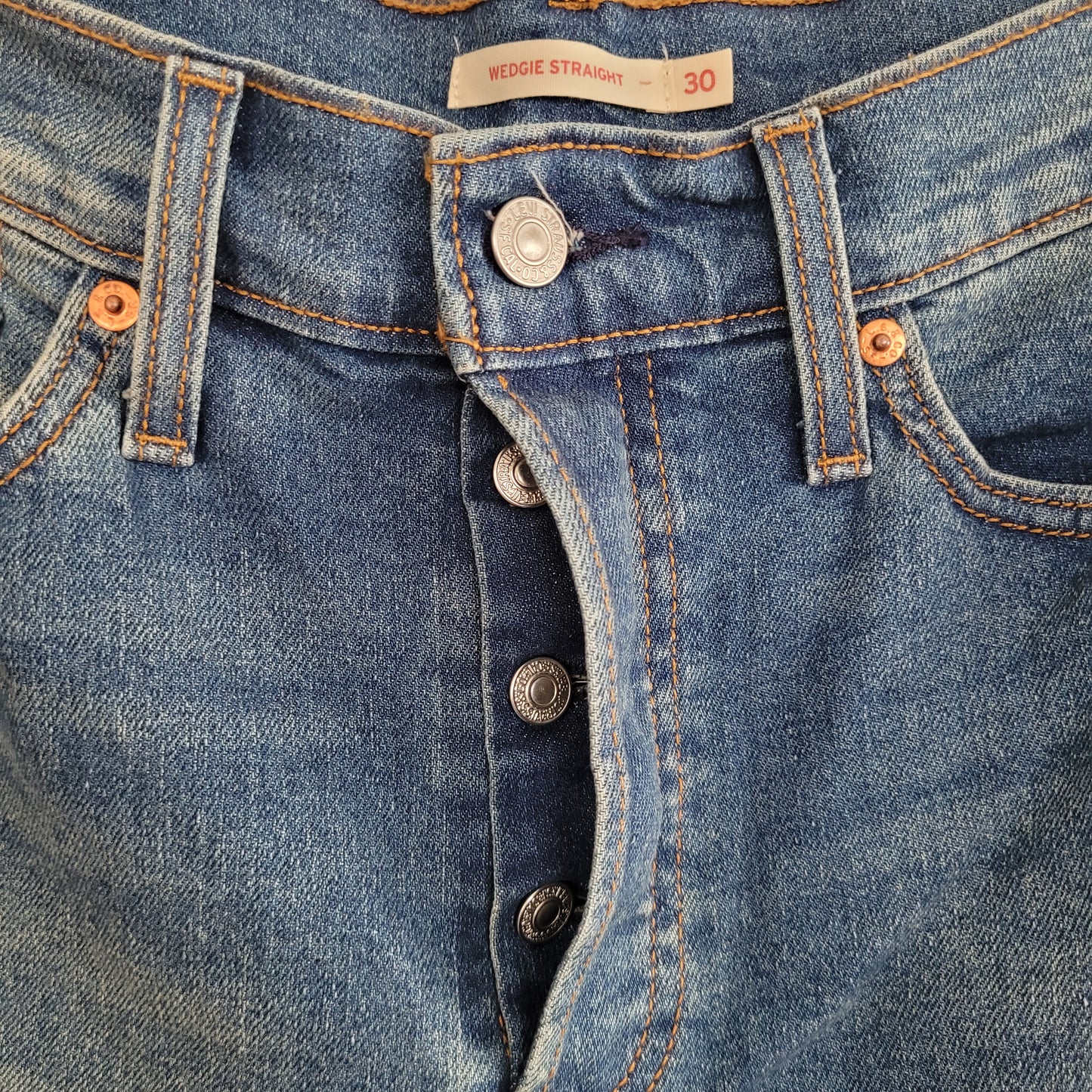 Medium Wash Wedgie Straight Jeans Classic High Rise Denim 👖- Levi's (Size 30)
