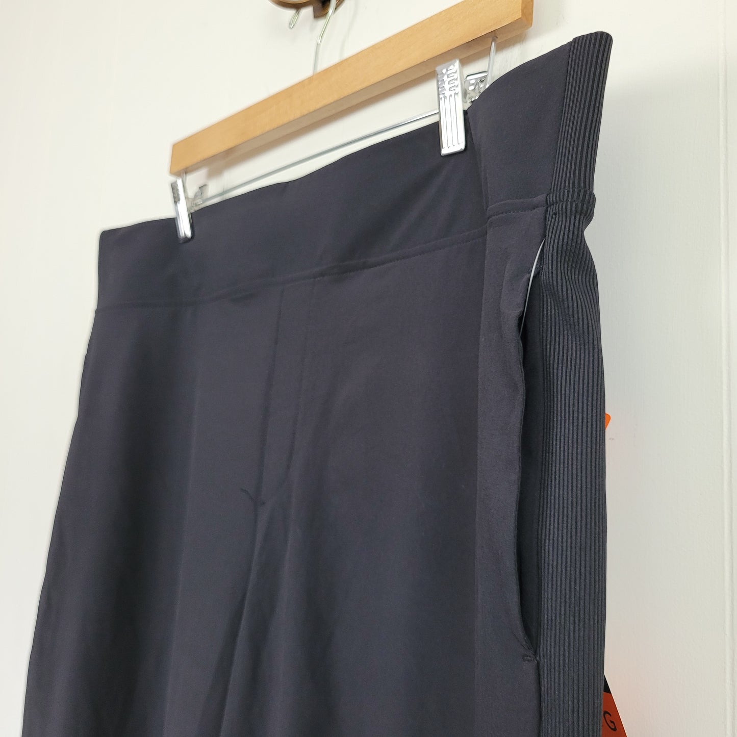 Black Women's Ankle Pants - Kirkland Signature (XXL - NWT)