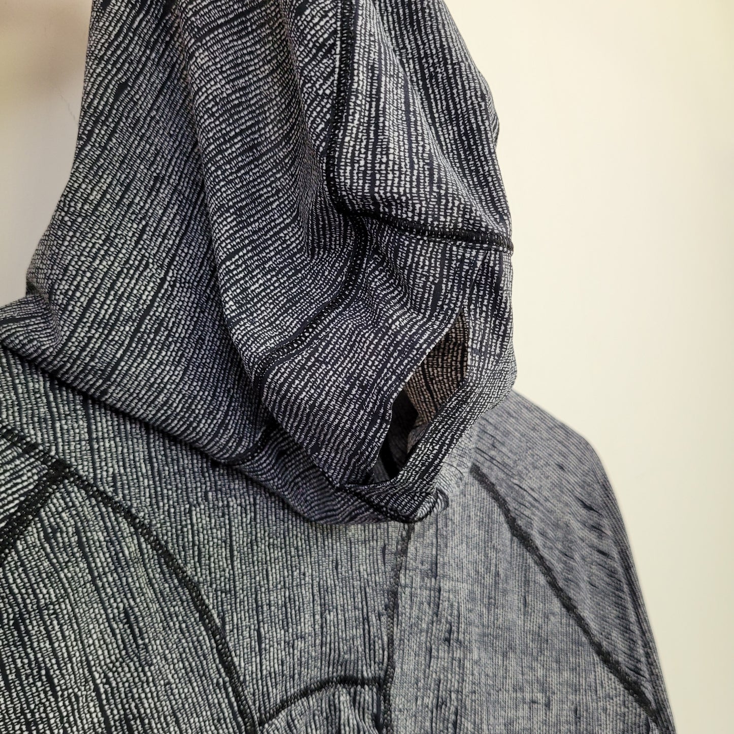 Heathered Black/White Lightweight Hooded Active Top - Lululemon (Large)