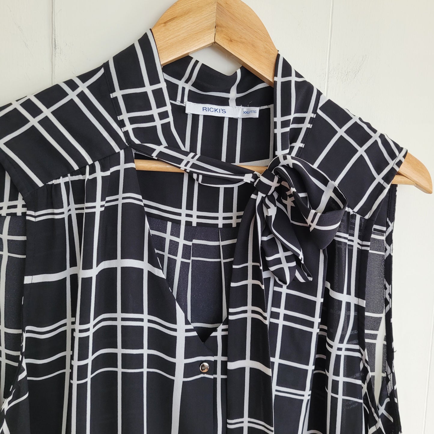 Black & White Sleeveless Blouse - Grid Tie Neck - Ricki's (XXL)