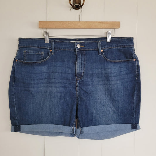 Medium Wash Denim Shorts - Levi Strauss Signature (Size 18)