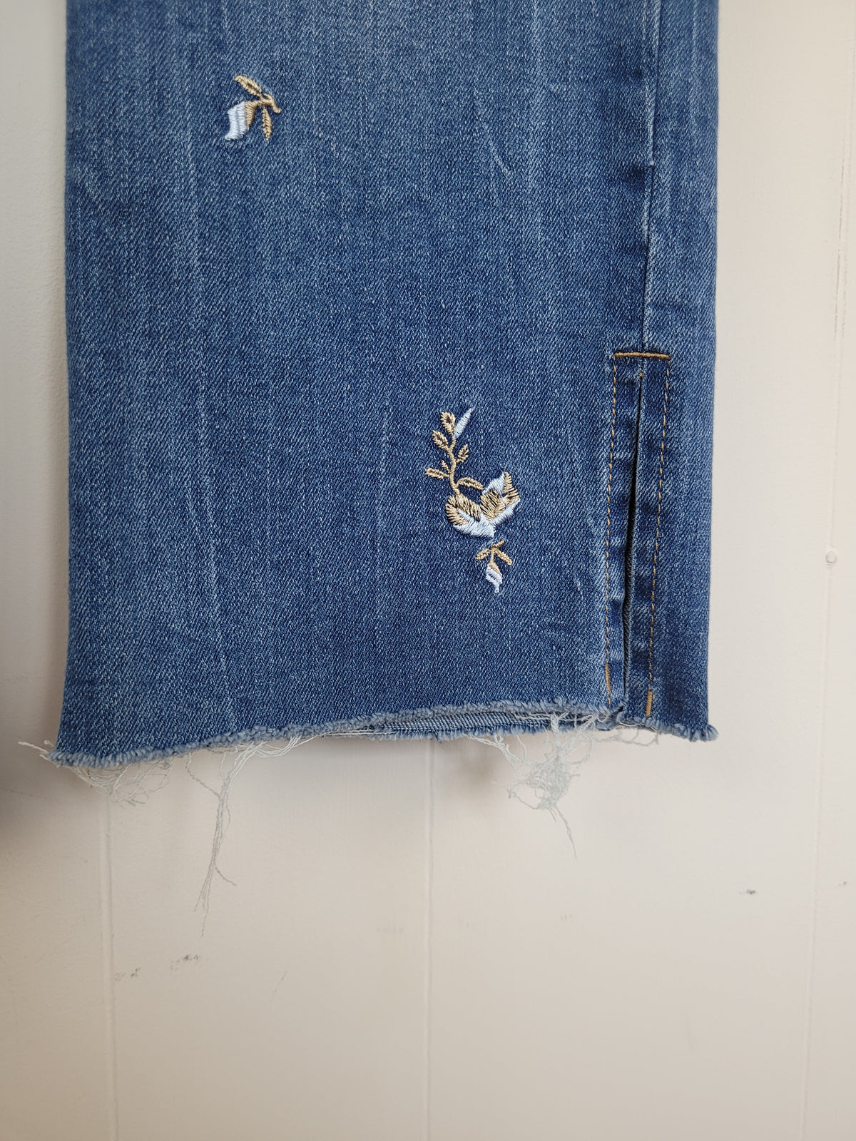 Suzy Shier Size 13 Embroidered Cropped Straight Leg Jeans