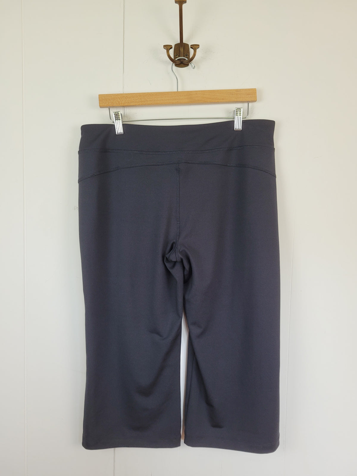 Athletic Works Large Black Active Capri Leggings