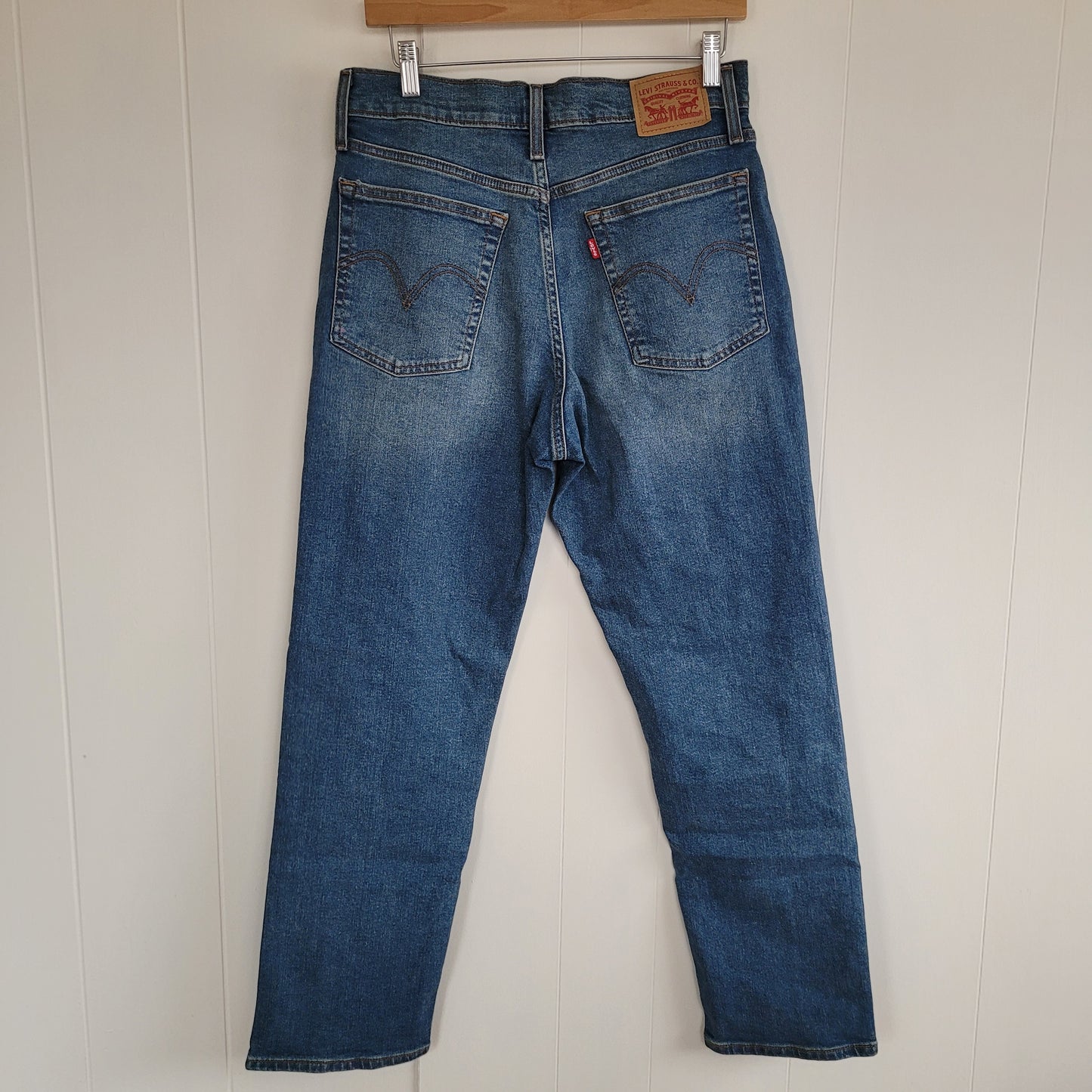 Medium Wash Wedgie Straight Jeans Classic High Rise Denim 👖- Levi's (Size 30)