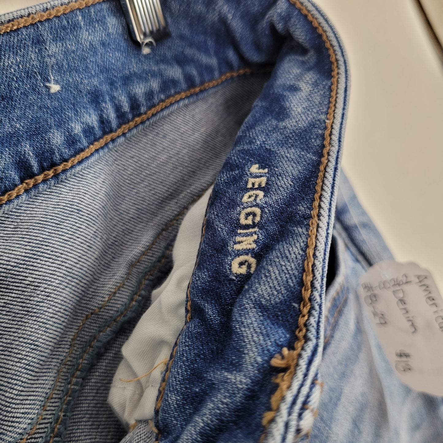 Light Wash Super Stretch Distressed Jegging Jeans - American Eagle (Size 8 Short)